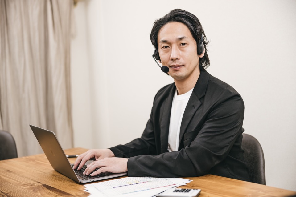 ノートパソコンで作業する男性