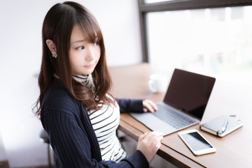 カフェでパソコンを使う女性